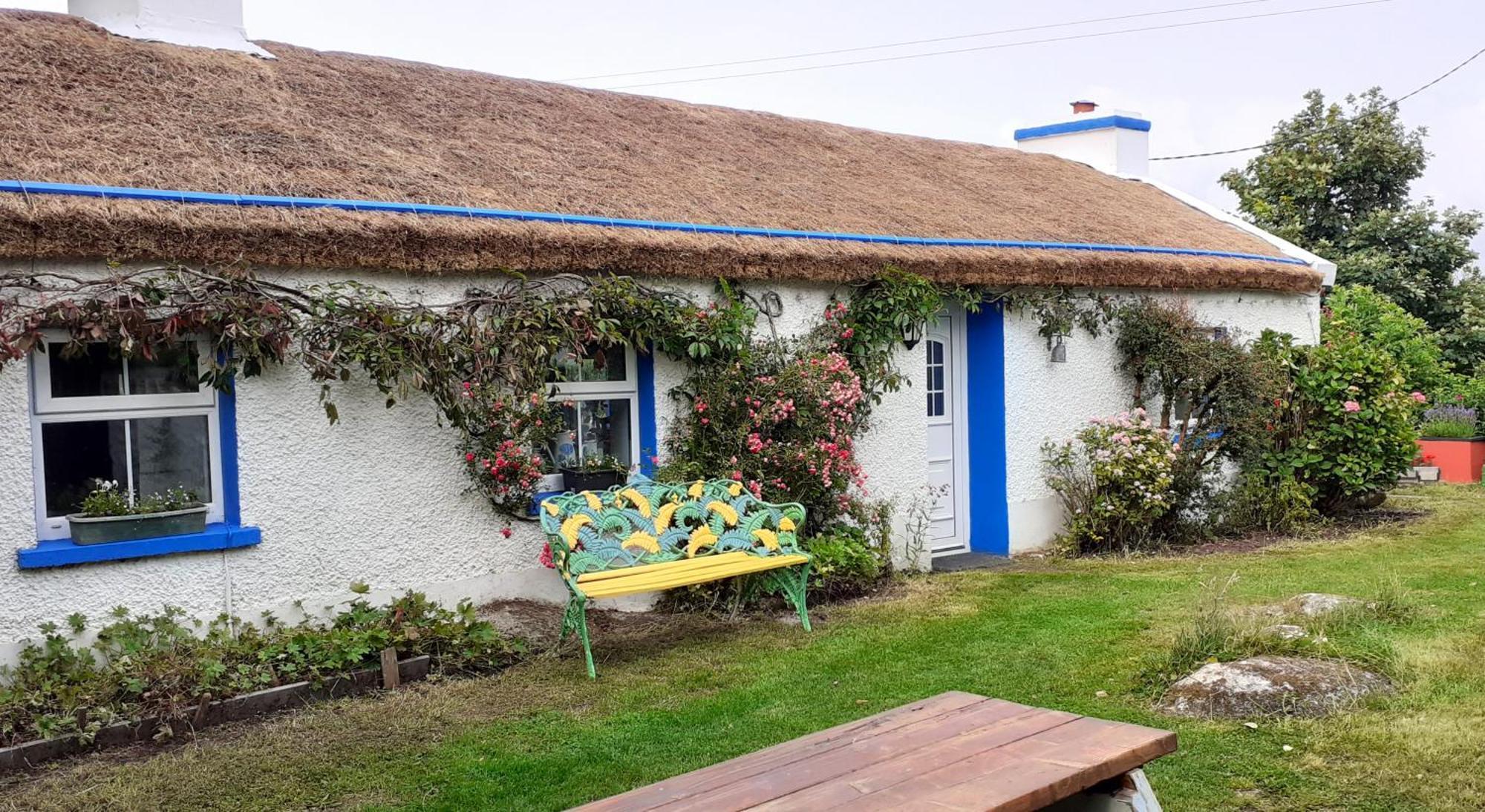 The Rockhouse - Cosy Stone Built Thatch Cottage Дънглоу Екстериор снимка